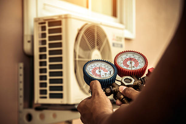 Professional Hvac technician working in Palatine, IL